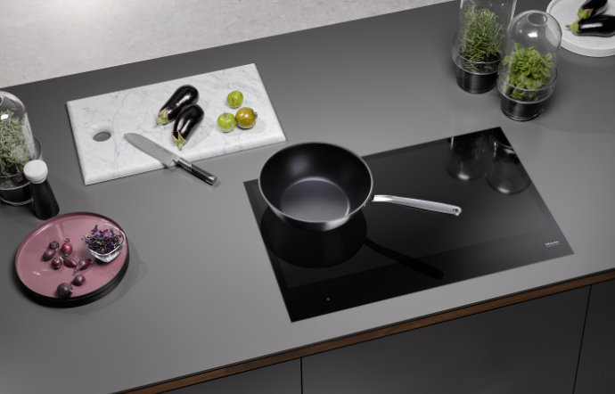 Miele Vollflächeninduktionskochfeld in der Pfiff Küchenwelt