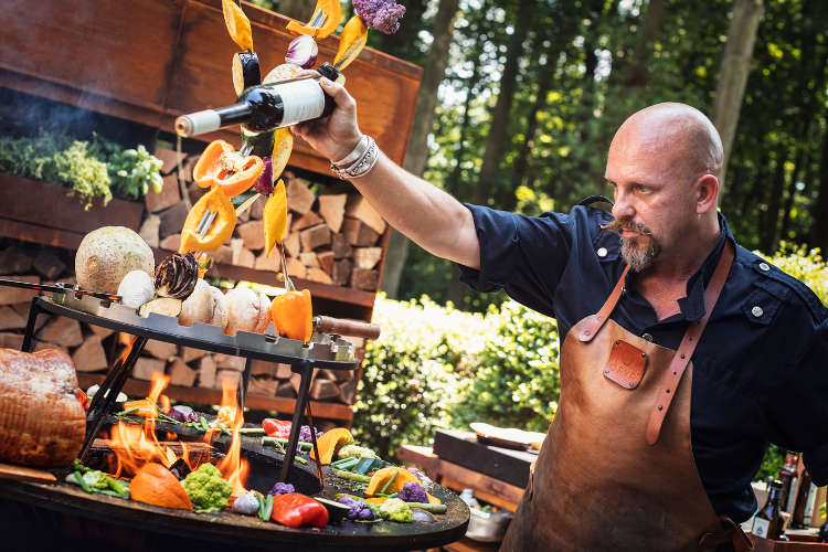 Guy Weyts gießt Öl über das essen auf dem ORFY